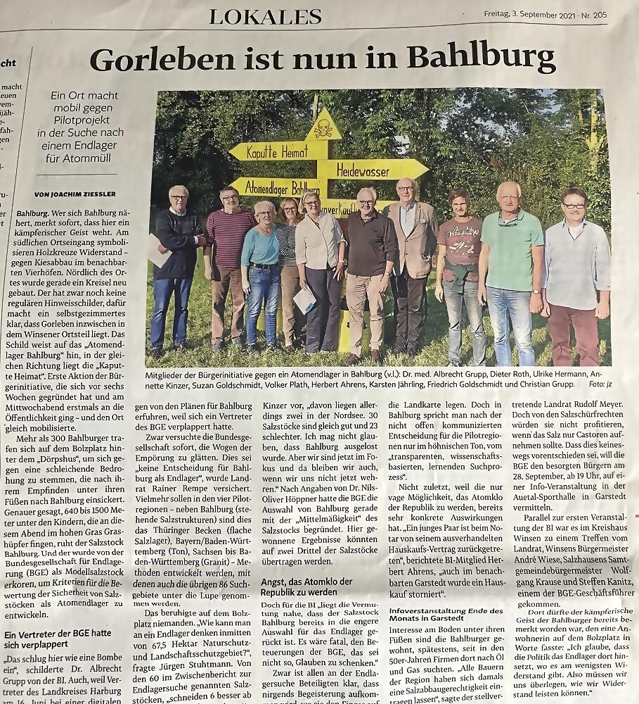 Zeitungsseite mit dem Bericht &bdquo;Gorleben ist nun in Bahlburg&ldquo;: Foto der Bürgerinitiative vor dem selbstgebauten Wegweiser mit den Schildern &bdquo;Kaputte Heimat&ldquo;, &bdquo;Atomendlager Bahlburg&ldquo; und &bdquo;Heidewasser&ldquo;.