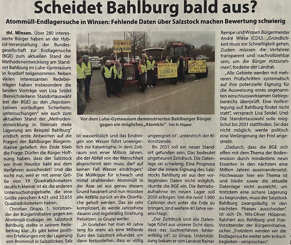 Zeitungsausschnitt mit der Überschrift &bdquo;Scheidet Bahlburg bald aus?&ldquo; und einem Foto der Demonstration vor dem Luhe-Gymnasium mit Traktor und Transparenten.